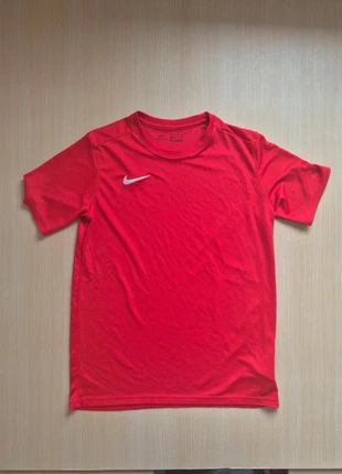 T-shirt Nike rouge dri-fit
- Taille XL Junior (S adulte), marke: Nike, zustand: Sehr gut, größe: XL, 7,90 €, 9,00 € inklusive Vinted-Käuferschutz
