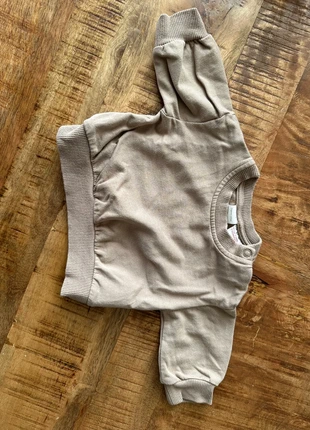 Beige truitje h&m, merk: H&M, staat: Heel goed, maat: Tot 1 maand / 50 cm, € 2,00, € 2,80 inclusief Kopersbescherming