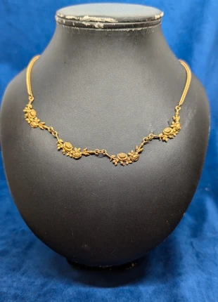Collier en métal doré orné de branches de rosier, marque: Vintage Dressing, état: Bon état, 14,00 €, 15,40 € Protection acheteurs (Pro) incluse