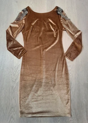 Magnifico ed elegante abito strech, in ciniglia color oro, con applicazioni ricercate sulle maniche, brand: ELEGANTE, condizioni: Nuovo senza cartellino, taglia: S / IT 40 / EU 36, €16.90, €18.45 include la Protezione acquisti