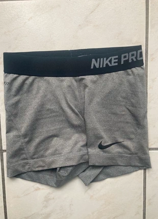 Short nike pro taille XS couleur gris, marke: Nike, zustand: Sehr gut, größe: XS / 34 / 6, 12,50 €, 13,83 € beinhaltet Vinted-Käuferschutz Pro