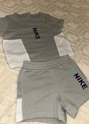Ensemble Nike, brand: Nike, condizioni: Nuovo senza cartellino, taglia: 1-3 mesi / 56 cm, €10.00, €11.20 include la Protezione acquisti