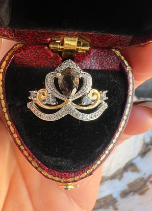 Anello Stile Corona con Quarzo Fumé – Argento 925 Silver con Dettagli Oro, brand: Naturale, condizioni: Nuovo con cartellino, taglia: Regolabile, €25.00, €26.95 include la Protezione acquisti