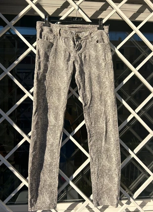 Pantaloni pitonati gaudi, staat: Heel goed, maat: XXXS / 30 / 2, € 8,00, € 9,10 inclusief Kopersbescherming