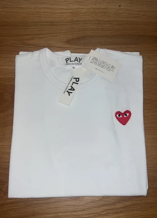 T-shirt comme des garçons, marca: Comme des Garçons, estado: Novo com etiquetas, tamanho: M, €44.00, €46.90 inclui Proteção do Comprador