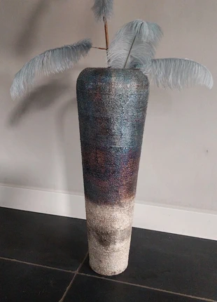 Hoge gekleurde vaas inclusief pluimen, merk: PTMD, staat: Als nieuw, € 7,50, € 8,58 inclusief Kopersbescherming