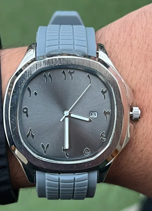 Montre cadran gris - chiffres arabes, marque: Quartz, état: Neuf avec étiquette, taille: 39–42 mm, 15,00 €, 16,45 € Protection acheteurs incluse