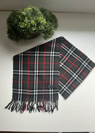 écharpe Burberry grise 100% laine, brand: Burberry, condizioni: Ottime, €35.00, €37.45 include la Protezione acquisti