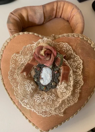 Rare boîte à bijou victorien camée tissu cœur motif fleur vintage ancien, marke: Vintage Chic, zustand: Gut, 18,00 €, 19,60 € inklusive Vinted-Käuferschutz