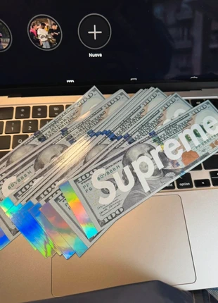Supreme $100 Holographic Sticker FW25, brand: Supreme, condizioni: Ottime, €20.00, €21.70 include la Protezione acquisti