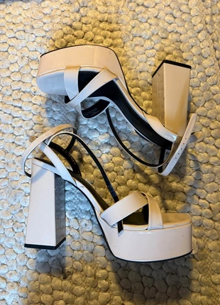 sandales à talon à plateforme beige/crème, marque: Zara, état: Très bon état, taille: 40, 20,00 €, 21,70 € Protection acheteurs incluse