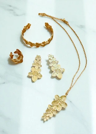 Ensemble 4 bijoux dorés motif fleurs collier boucles d'oreilles, marke: Vintage Boutique, zustand: Sehr gut, 5,50 €, 6,48 € inklusive Vinted-Käuferschutz