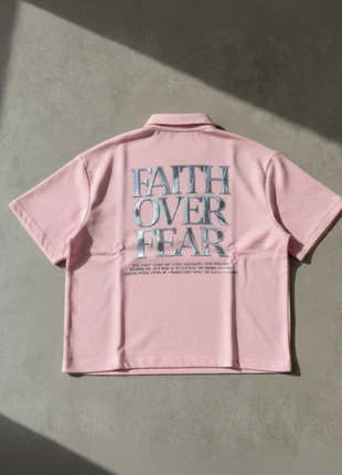 Polo rose à zip, coupe droite avec texte brodé "Faith Over Fear", condizioni: Ottime, taglia: M, €49.90, €53.10 include la Protezione acquisti