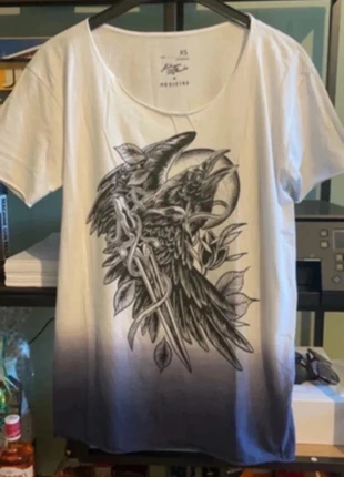 White black blue T-shirt short sleeve with crawl print Medicine koszulka na krótki rękaw, merk: MEDICINE, staat: Heel goed, maat: XS, € 5,00, € 5,95 inclusief Kopersbescherming