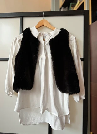 Faux Fur Gilet & Blouse - Zara, H&M - Maat 128-134/140, merk: Zara, staat: Heel goed, maat: 8 jaar / 128 cm, € 10,00, € 11,20 inclusief Kopersbescherming