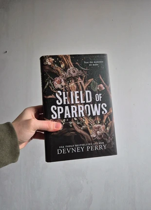 Shield of Sparrows - Devney Perry, état: Très bon état, 15,00 €, 16,45 € Protection acheteurs incluse