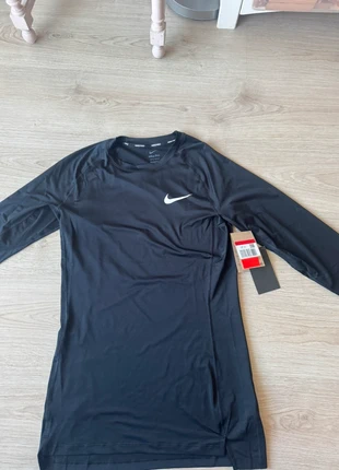 T shirt manche longue Nike pro taille L, marque: Nike, état: Neuf avec étiquette, taille: L, 32,00 €, 34,30 € Protection acheteurs incluse