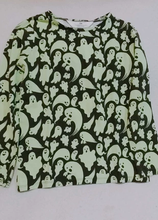 2 camisetas negras infantil con fantasmas, marca: H&M, estado: Muy bueno, tamaño: 5 años / 110 cm, 6,00 €, 6,30 € Protección al comprador incluida