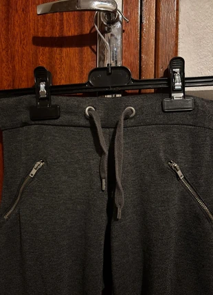 Jogging gris foncé/ noir Jennyfer  XS, merk: Jennyfer, staat: Heel goed, maat: XS / 34 / 6, € 2,00, € 2,80 inclusief Kopersbescherming