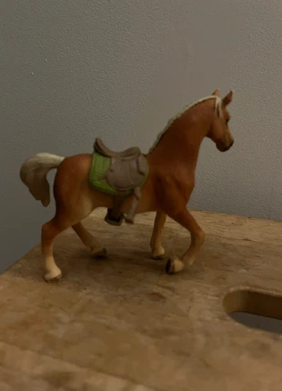 Cheval marron+selle Schleich- très bon état, marke: Schleich, zustand: Sehr gut, größe: 5 Jahre / 110, 5,50 €, 6,48 € inklusive Vinted-Käuferschutz