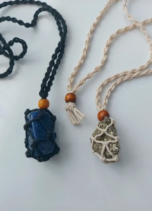 Deux pendentifs en pyrite et en lapis-lazuli, marque: Pierre, état: Très bon état, 10,00 €, 11,20 € Protection acheteurs incluse