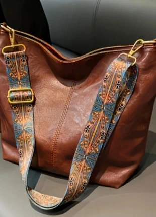 Borsa in ecopelle con tracolla decorata.
Nuova, mai usata, marque: Boho Chic, état: Neuf sans étiquette, 18,00 €, 19,60 € Protection acheteurs incluse