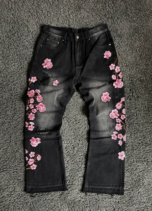 pantalon en jean noir flair brodé fleurs rose y2k taille M, marque: y2k, état: Très bon état, taille: M, 55,00 €, 58,45 € Protection acheteurs incluse