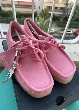 Clarks Wallabies Daim Rose bonbon neuves, brand: Clarks, condition: New with tags, size: 37, €110.00, €116.20 includes Buyer Protection