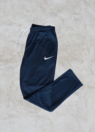 Jogging Nike – Solo Swoosh – Bleu marine – Taille M – Logo brodé – Très bon état, brand: Nike, condition: Very good, size: M, €15.50, €16.98 includes Buyer Protection