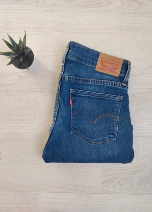 👖 Jean Levi’s 712 Slim W26 L32 Bleu moyen, merk: Levi's, staat: Heel goed, maat: S / 36 / 8, € 35,00, € 37,45 inclusief Kopersbescherming Pro