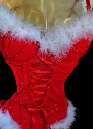 Body natalizio rosso con piume bianche e dettaglio corsetto Sexkiss – taglia S/M, marca: Sexkiss, estado: Novo sem etiquetas, €9.99, €11.19 inclui Proteção do Comprador