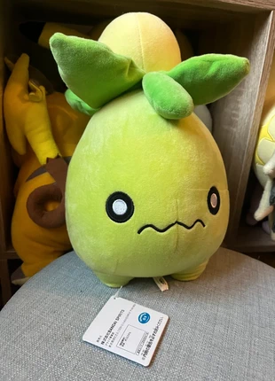 Peluche Pokémon Olivini / Smoliv / Olini / Olivetto – Officielle NEUVE pikachu et Eevee - noël, merk: Pokémon, staat: Nieuw met prijskaartje, maat: M, € 29,90, € 32,10 inclusief Kopersbescherming Pro