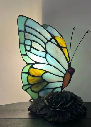 Vlinder tafellamp glas in lood Tiffany stijl, merk: Art, staat: Nieuw zonder prijskaartje, € 65,00, € 68,95 inclusief Kopersbescherming Pro