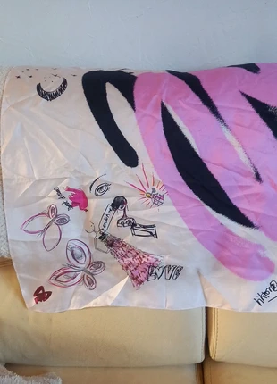 Foulard carré Viktor & Rolf imprimé fond crème, marke: Viktor & Rolf, zustand: Sehr gut, 8,00 €, 9,10 € inklusive Vinted-Käuferschutz