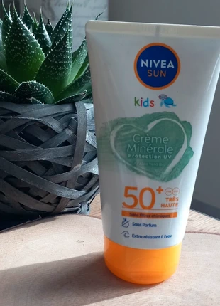 Crème solaire minérale enfant, marque: Nivea, état: Neuf avec étiquette, 2,00 €, 2,80 € Protection acheteurs incluse