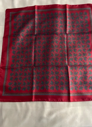 Luxurious pure silk burgundy pocket square, marque: Made In Italy, état: Très bon état, 12,00 €, 13,30 € Protection acheteurs incluse