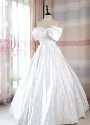 White Wedding Dress with Butterfly Bow | Fits Up to 60kg | Adjustable Lace-up Back, état: Très bon état, taille: Taille unique, 59,00 €, 62,65 € Protection acheteurs incluse