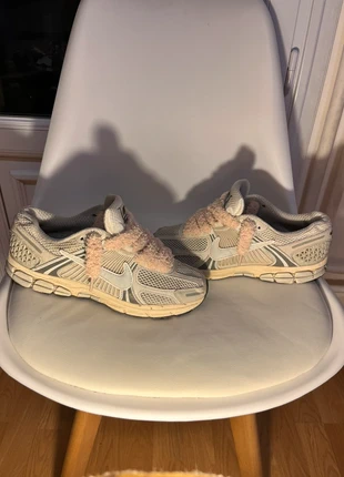 Sneakers Nike Vomero 5 beige et grise custom fluffy laces, marque: Nike, état: Très bon état, taille: 43, 70,00 €, 74,20 € Protection acheteurs incluse