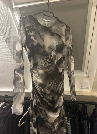 Longue robe grise à motifs, marque: Bershka, état: Très bon état, taille: M / 38 / 10, 8,00 €, 9,10 € Protection acheteurs incluse