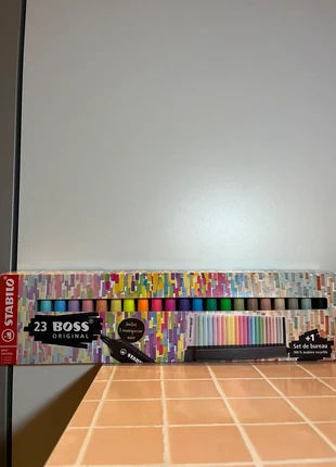 Stabilo 23 Boss avec set de bureau, marque: STABILO, état: Neuf avec étiquette, 25,00 €, 26,95 € Protection acheteurs incluse