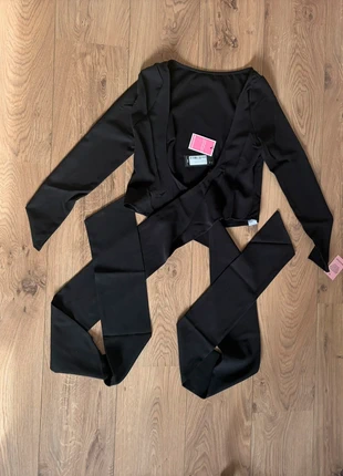 PrettyLittleThing – Pull chic façon tailleur à épaulettes – Dos nu noué – Taille S, merk: PrettyLittleThing, staat: Nieuw met prijskaartje, maat: S / 36 / 8, € 11,00, € 12,25 inclusief Kopersbescherming