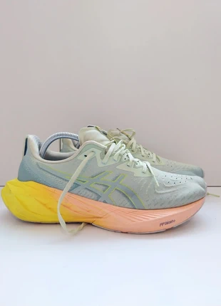 Asics novablast, marque: Asics, état: Très bon état, taille: 43,5, 53,00 €, 56,35 € Protection acheteurs incluse