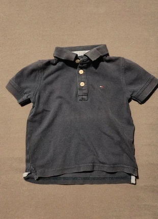 Donkerblauwe Tommy Hilfiger polo maat 92, merk: Tommy Hilfiger, staat: Heel goed, maat: 24-36 maanden / 92 cm, € 4,00, € 4,90 inclusief Kopersbescherming