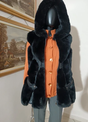 Pelliccia sintetica senza maniche morbidissima (vedi le misure), condizioni: Nuovo senza cartellino, taglia: Taglia unica, €15.00, €16.45 include la Protezione acquisti