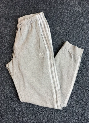 Adidas Originals Grey 3-Stripes Joggers Size M – Pantalón Chándal Gris Adidas Talla M, merk: adidas, staat: Heel goed, maat: M, € 25,00, € 26,95 inclusief Kopersbescherming