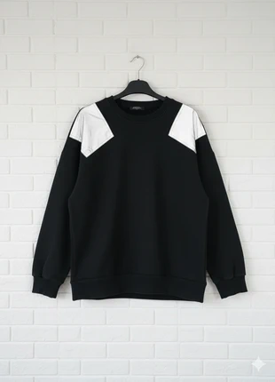 Felpa Oversize Nera con Inserti Bicolore - Olografico Stile Unico, marque: Nazzaro, état: Très bon état, taille: S, 4,99 €, 5,94 € Protection acheteurs incluse