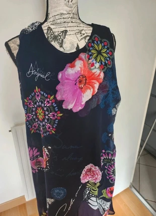 Robe Desigual mi-longue marine fleurie et colorée Taille 40, marke: Desigual, zustand: Neu, mit Etikett, größe: L / 40 / 12, 10,00 €, 11,20 € inklusive Vinted-Käuferschutz