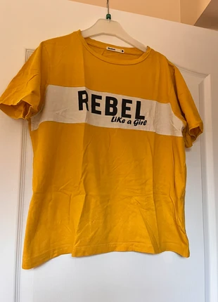 Tee shirt jaune écriture, marca: Bizzbee, estado: Muito bom, tamanho: L / 40 / 12, €2.00, €2.80 inclui Proteção do Comprador