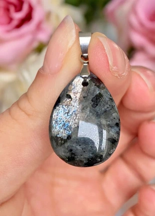 Pendentif Larvikite pierre naturelle avec reflets bélière argenté, merk: Larvikite, staat: Heel goed, € 5,00, € 5,95 inclusief Kopersbescherming Pro