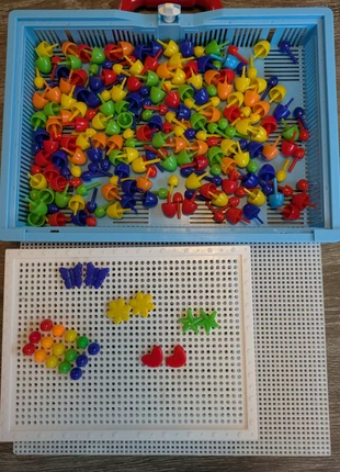 Pinnetjes bord, merk: onbekend, staat: Heel goed, maat: 3 jaar / 98 cm, € 1,50, € 2,28 inclusief Kopersbescherming